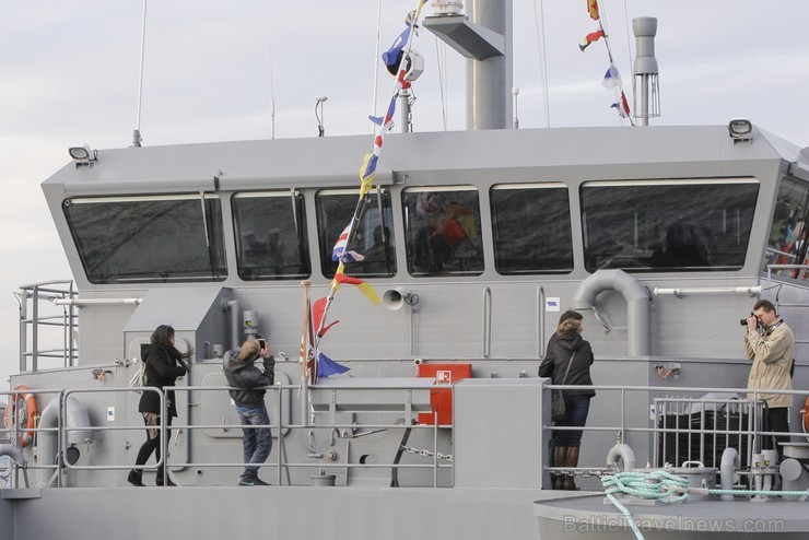 Daugavā svētku laikā tika demonstrēti Jūras spēku kuģi 109726