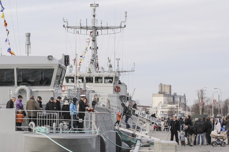 Daugavā svētku laikā tika demonstrēti Jūras spēku kuģi 109727