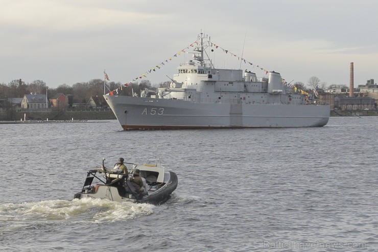 Daugavā svētku laikā tika demonstrēti Jūras spēku kuģi 109731
