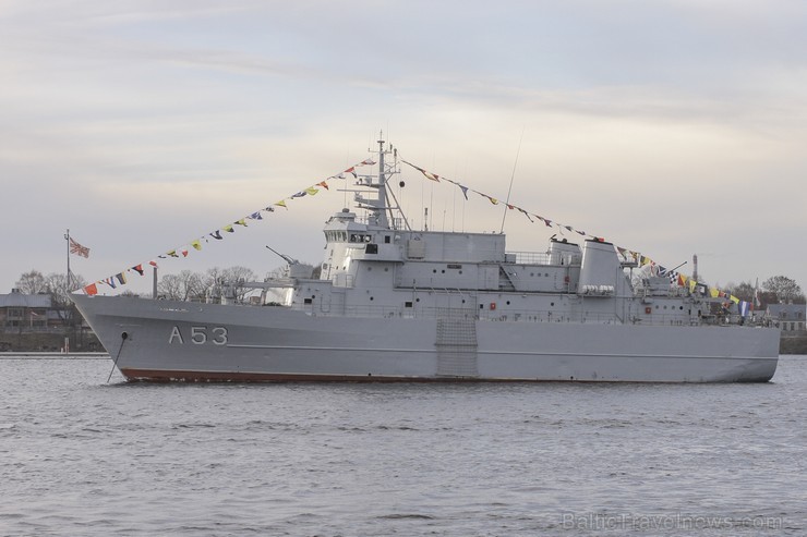 Daugavā svētku laikā tika demonstrēti Jūras spēku kuģi 109732