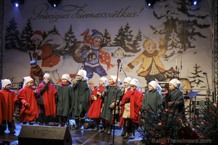 Pirmajā Adventē Doma laukumā iededz Rīgas galveno Ziemassvētku egli 110246