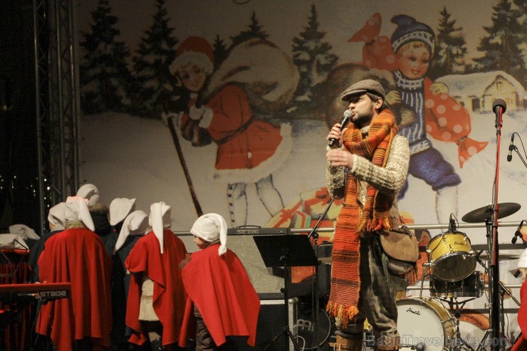 Pirmajā Adventē Doma laukumā iededz Rīgas galveno Ziemassvētku egli 110247
