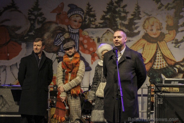 Pirmajā Adventē Doma laukumā iededz Rīgas galveno Ziemassvētku egli 110248