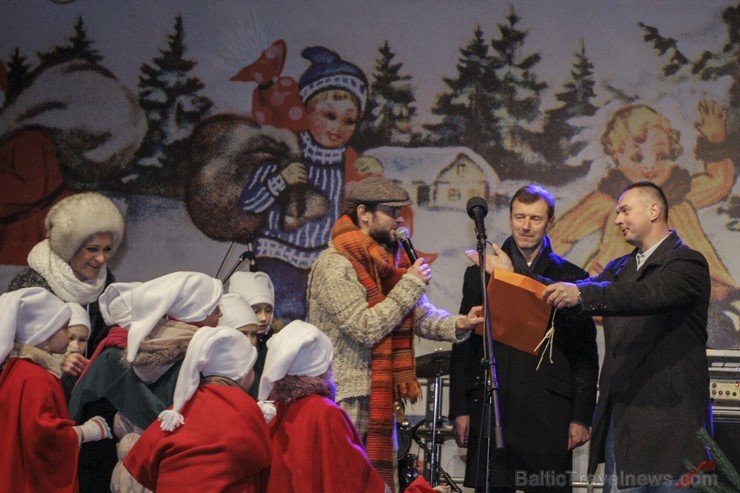 Pirmajā Adventē Doma laukumā iededz Rīgas galveno Ziemassvētku egli 110249