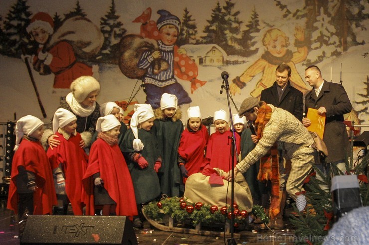 Pirmajā Adventē Doma laukumā iededz Rīgas galveno Ziemassvētku egli 110250