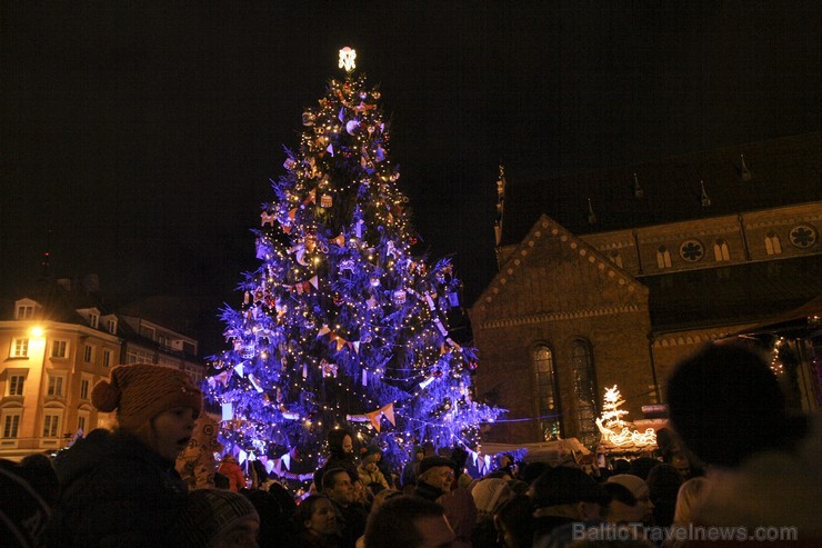 Sagaidot Pirmo Adventi, svētdien, 1. decembrī Doma laukumā notika Rīgas galvenās Ziemassvētku egles iedegšana 110251
