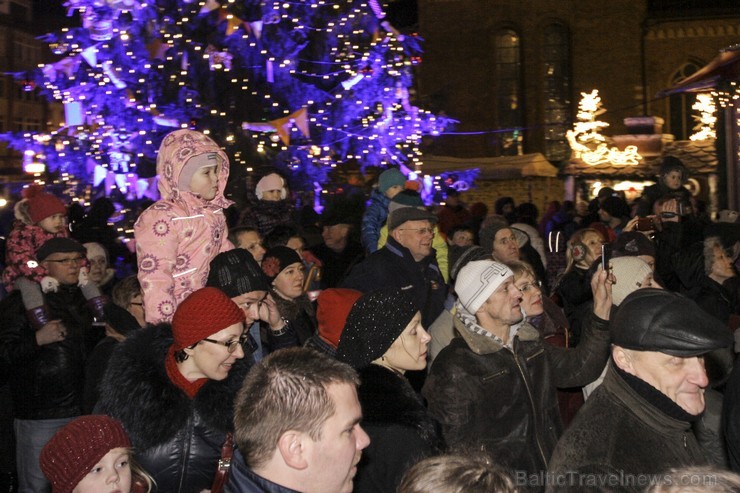 Pirmajā Adventē Doma laukumā iededz Rīgas galveno Ziemassvētku egli 110252