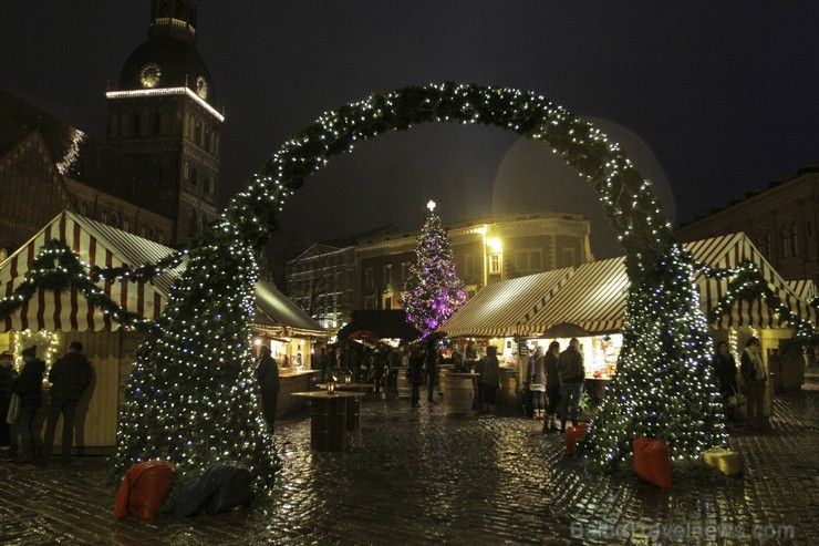 Pirmajā Adventē Doma laukumā iededz Rīgas galveno Ziemassvētku egli 110256