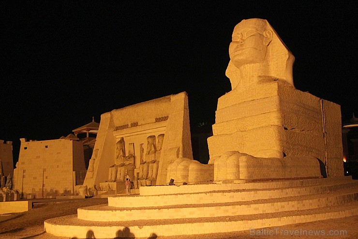 Tūristi vakaros dodas uz ēģiptiešu priekšnesumiem Hurgadā un viens no populārākajiem ir www.pickalbatrosresorts.com 110359