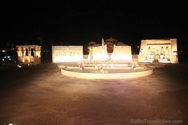 Tūristi vakaros dodas uz ēģiptiešu priekšnesumiem Hurgadā un viens no populārākajiem ir www.pickalbatrosresorts.com 110360