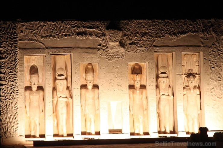Tūristi vakaros dodas uz ēģiptiešu priekšnesumiem Hurgadā un viens no populārākajiem ir www.pickalbatrosresorts.com 110361