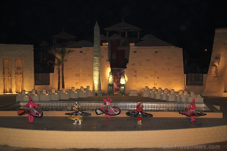 Tūristi vakaros dodas uz ēģiptiešu priekšnesumiem Hurgadā. Vairāk informācijas par ceļojumiem uz Ēģipti - www.GoAdventure.lv 110369