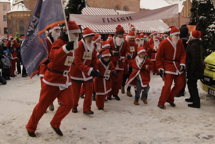 Vecrīgā norisinājies tradicionālais Ziemassvētku vecīšu labdarības skrējiens 110784