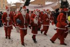 Vecrīgā norisinājies tradicionālais Ziemassvētku vecīšu labdarības skrējiens 12
