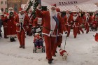Vecrīgā norisinājies tradicionālais Ziemassvētku vecīšu labdarības skrējiens 13