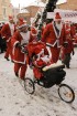 Vecrīgā norisinājies tradicionālais Ziemassvētku vecīšu labdarības skrējiens 14