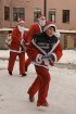 Vecrīgā norisinājies tradicionālais Ziemassvētku vecīšu labdarības skrējiens 17