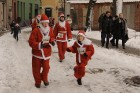 Vecrīgā norisinājies tradicionālais Ziemassvētku vecīšu labdarības skrējiens 18