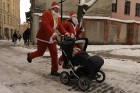 Vecrīgā norisinājies tradicionālais Ziemassvētku vecīšu labdarības skrējiens 21