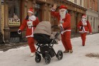 Vecrīgā norisinājies tradicionālais Ziemassvētku vecīšu labdarības skrējiens 24