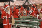 Vecrīgā norisinājies tradicionālais Ziemassvētku vecīšu labdarības skrējiens 26