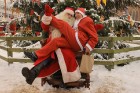 Vecrīgā norisinājies tradicionālais Ziemassvētku vecīšu labdarības skrējiens 28