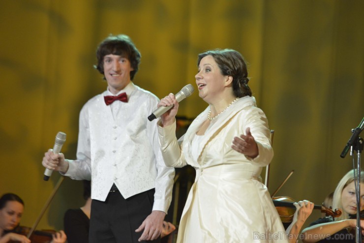 Lielajā ģildē kopā ar Latvijā iemīļotiem skatuves māksliniekiem izskanējis gada sirsnīgākais labdarības koncerts, kas veltīts talantīgu bērnu un jauni 110965