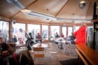 Pašā Žagarkalna virsotnē, kafejnīcas Cafe Popular Sniegā ēkas otrajā stāvā, atrodams apartaments – brīvdienu māja ģimenēm Cēsu vimbas - www.hotelkolon 19