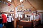 Pašā Žagarkalna virsotnē, kafejnīcas Cafe Popular Sniegā ēkas otrajā stāvā, atrodams apartaments – brīvdienu māja ģimenēm Cēsu vimbas - www.hotelkolon 20