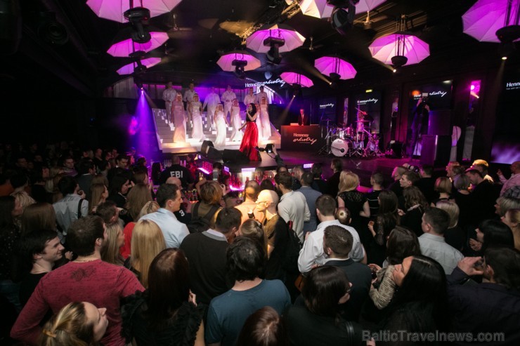 Klubā Coyote fly izskanējis ekskluzīvais koncertšovs Hennessy Artistry, kurā sev neierastā ampluā uzstājās dziedātāja Ieva Sutugova, mūsdienu deju un  111211
