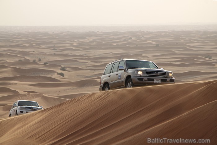 Dubaijas tuksnesī ar džipiem 111631