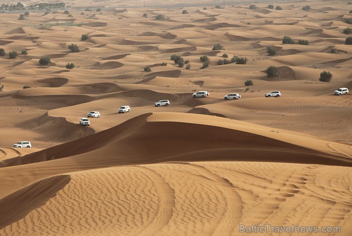 Dubaijas tuksnesī ar džipiem 111632