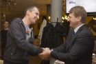 BalticTravelnews.com direktors Aivars Mackevičs sveic pirmās vietas ieguvēju Edgaru Bomiku (53 monētas) 25