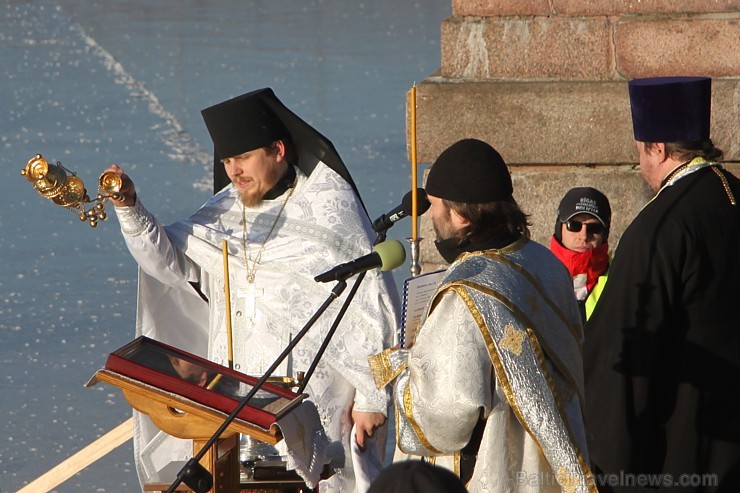 Latvijas Pareizticīgo baznīca svin Kunga Kristīšanas svētkus un peldas Daugavā 112674
