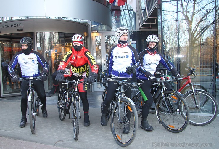 Radisson Blu viesnīcas atbalstīti 4 riteņbraucēji ar cēlu nolūku dodas uz Sočiem 112853