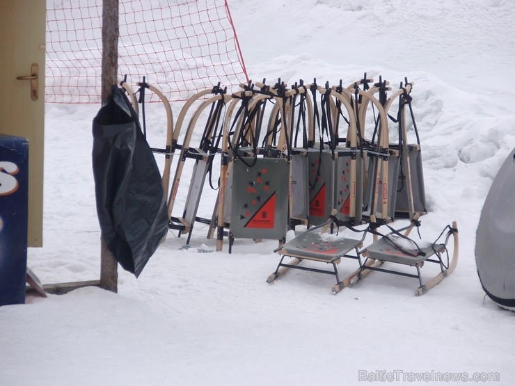 Atrakciju parks atrodas Kronplacas slēpošanas kūrortā (Itālijas Dolomītu Alpi). Tas piedāvā slēpošanas skolu bērniem, kā arī ragavas un piepūšamās kam Atrakciju parks atrodas Kronplacas slēpošanas kūrortā (Itālijas Dolomītu Alpi). Tas piedāvā slēpošanas skolu bērniem, kā arī ragavas un piepūšamās kam 113162