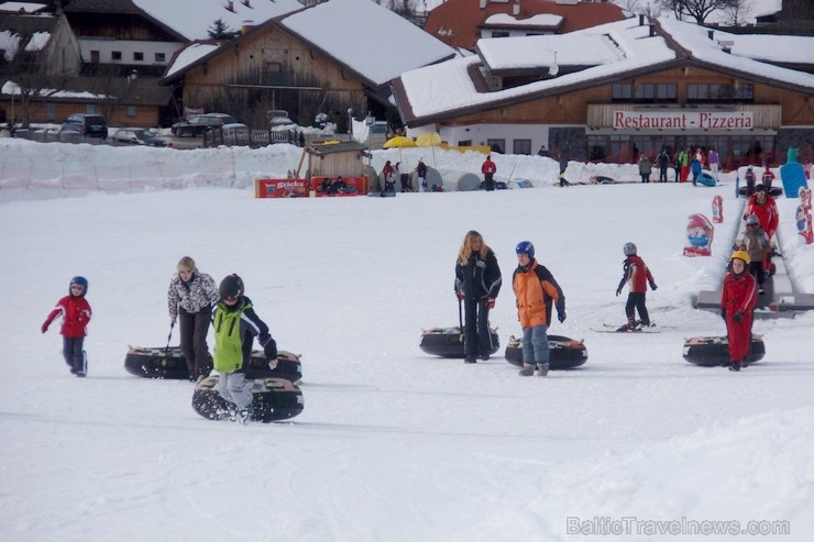 Atrakciju parks atrodas Kronplacas slēpošanas kūrortā (Itālijas Dolomītu Alpi). Tas piedāvā slēpošanas skolu bērniem, kā arī ragavas un piepūšamās kam 113164
