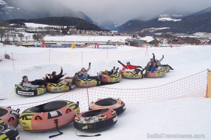 Atrakciju parks atrodas Kronplacas slēpošanas kūrortā (Itālijas Dolomītu Alpi). Tas piedāvā slēpošanas skolu bērniem, kā arī ragavas un piepūšamās kam 113169