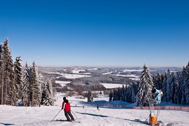 Čehijas Dienvidrietumos pie Austrijas robežas atrodas Lipno slēpošanas kūrorts, kas piedāvā vairākas trases ar dažāda veida pacēlājiem, kā arī citas a 113225
