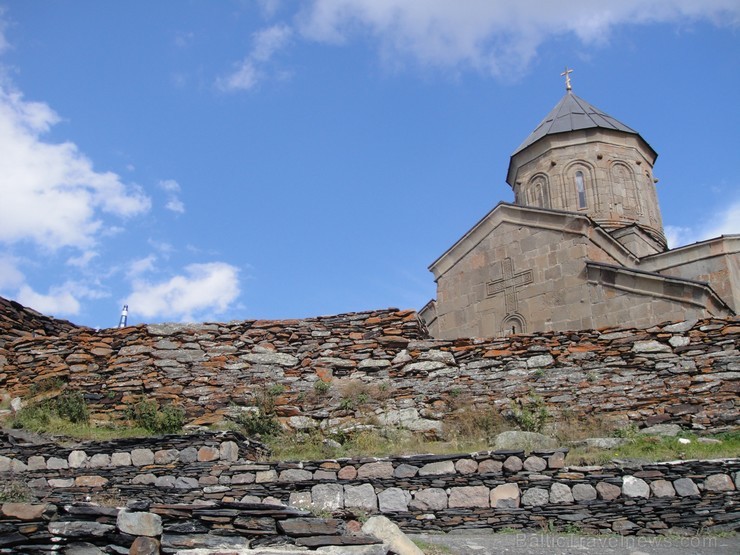 Svētais Trīsvienības klosteris pie Kazbegi. Vairāk informācijas par ceļojumu  www.remirotravel.lv 113581