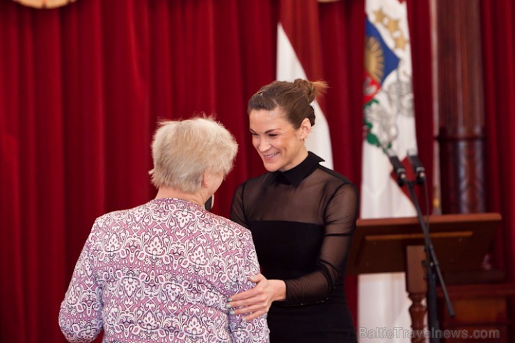 Atzīmējot pirms 79 gadiem iedibinātu tradīciju,Melngalvju namā uz svinīgu pasākumu bija aicināti skolu vadītāji, Valsts un pašvaldību amatpersonas, kā Atzīmējot pirms 79 gadiem iedibinātu tradīciju,Melngalvju namā uz svinīgu pasākumu bija aicināti skolu vadītāji, Valsts un pašvaldību amatpersonas, kā 113762