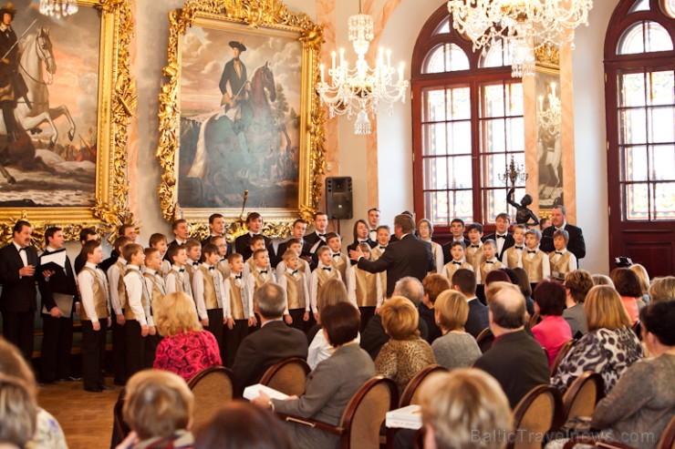 Atzīmējot pirms 79 gadiem iedibinātu tradīciju,Melngalvju namā uz svinīgu pasākumu bija aicināti skolu vadītāji, Valsts un pašvaldību amatpersonas, kā Atzīmējot pirms 79 gadiem iedibinātu tradīciju,Melngalvju namā uz svinīgu pasākumu bija aicināti skolu vadītāji, Valsts un pašvaldību amatpersonas, kā 113769
