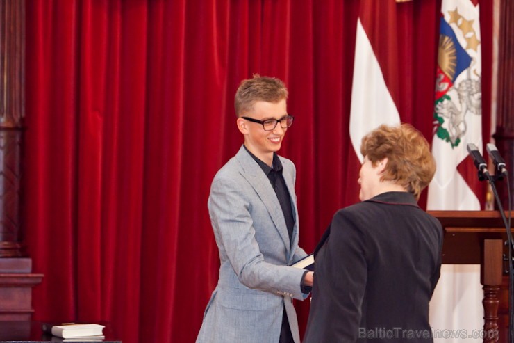 Atzīmējot pirms 79 gadiem iedibinātu tradīciju,Melngalvju namā uz svinīgu pasākumu bija aicināti skolu vadītāji, Valsts un pašvaldību amatpersonas, kā Atzīmējot pirms 79 gadiem iedibinātu tradīciju,Melngalvju namā uz svinīgu pasākumu bija aicināti skolu vadītāji, Valsts un pašvaldību amatpersonas, kā 113774
