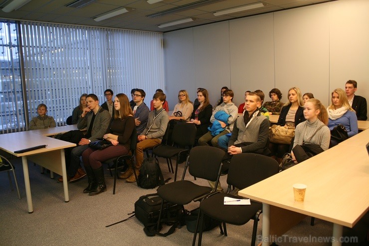 Aviokompānija airBaltic 12.02.2014 piedalījās Ēnu dienā un piedāvāja iespēju gandrīz 50 skolēniem ielūkoties tādu profesionāļu kā pilota, stjuarta, li Aviokompānija airBaltic 12.02.2014 piedalījās Ēnu dienā un piedāvāja iespēju gandrīz 50 skolēniem ielūkoties tādu profesionāļu kā pilota, stjuarta, li 114680
