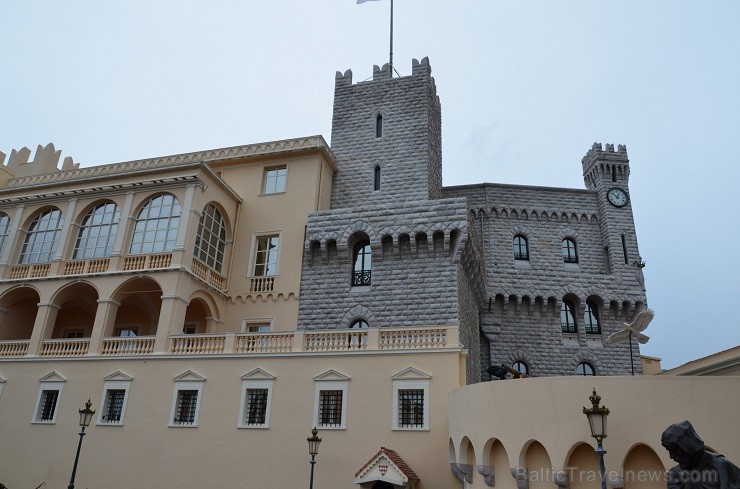 Prinča pils atrodas uz stāvas klints kores un lejā zem šīs pils laukuma ierīkota Monako osta. Vasarā pilī Monako filharmonijas orķestra pavadījumā not 114781
