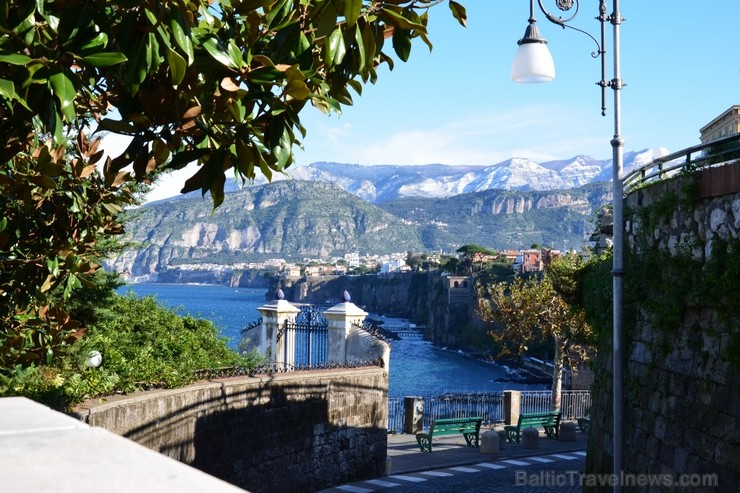 Sorrento - neliela Kampānijas pilsētiņa Tirēnu jūras krastā, no kuras paveras lielisks skats pāri Neapoles līcim uz Neapoli, Vezuvu un Kapri. Sorrento 115202