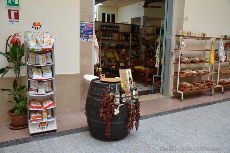 Sorrento ir vispievilcīgākais un visvairāk apmeklētākais kūrorts Amalfi piekrastē ar daudziem veikaliņiem, viesmīlīgām kafejnīcām un tavernām. 115205