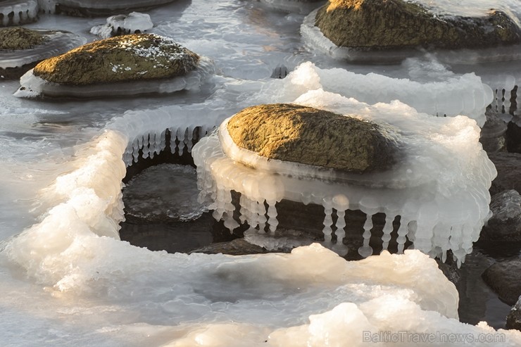 Katru ziemu Tūjas pludmale pārvēršas par dabas radītu mākslas darbu 115342