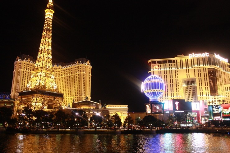 No Bellagio viesnīcas paveras skats uz viesnīcas Paris Las Vegas piederošo, pēc skata gandrīz īsto, Eifeļa torni 115466