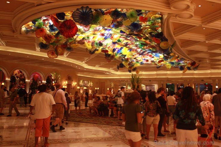 Viesnīcas Bellagio vestibila griesti ir veidoti no vairāk nekā 2000 roku veidotiem stikla ziediem 115470